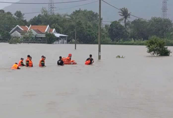 Khánh Hoà: Khẩn trương ứng cứu người dân khu vực bị ngập - Ảnh 6.