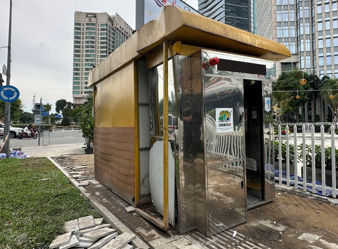 Tiếp tục làm rõ nhà vệ sinh công cộng ở trung tâm TP HCM "mất rồi trở lại" - Ảnh 1.