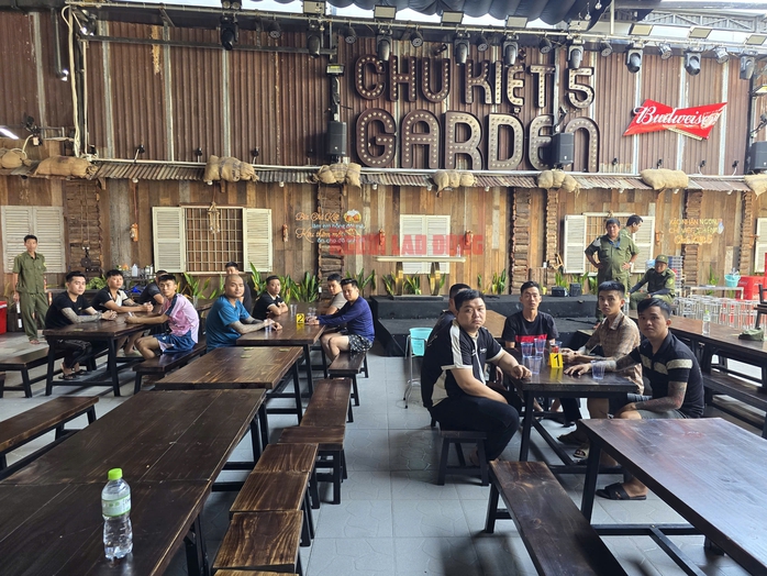 Dựng lại hiện trường vụ hỗn chiến ở TP HCM do mâu thuẫn "xin cục đá uống bia" - Ảnh 1.