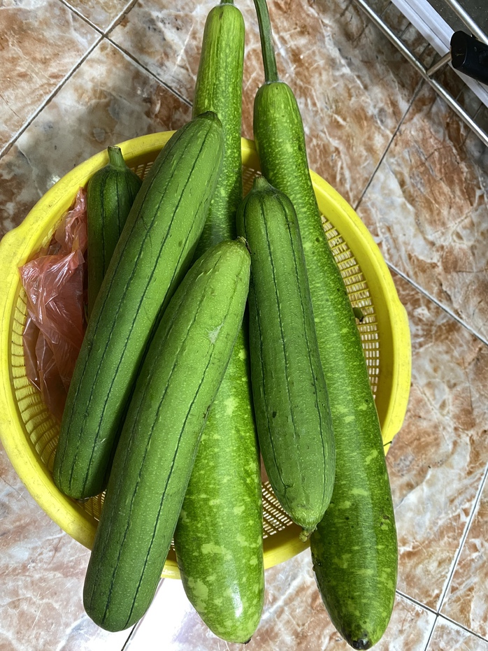 Bát phở nhấp nhổm tăng giá vì cọng hành, người dân ngóng mãi giá rau xanh chẳng giảm  - Ảnh 1.