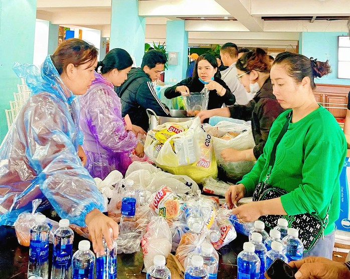 Ấm áp tình người xứ Nẫu trong cơn lũ dữ - Ảnh 3.