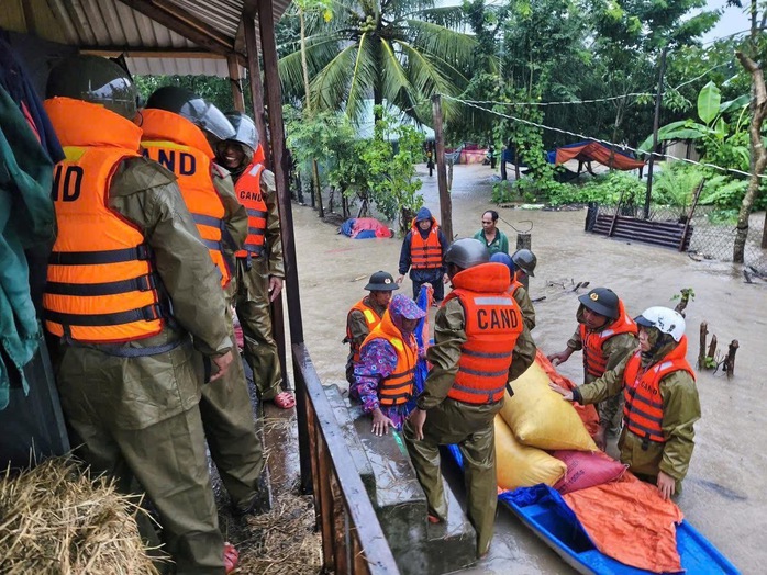 Toàn cảnh Gia Lai chìm trong biển nước, lực lượng chức năng căng mình ứng cứu - Ảnh 3.