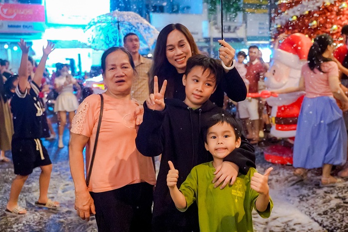 Không khí Giáng sinh tại TP HCM rực rỡ với những con đường trang trí đẹp mắt - Ảnh 2. Không khí Giáng sinh tại TP HCM rực rỡ với những con đường trang trí đẹp mắt - Ảnh 2.