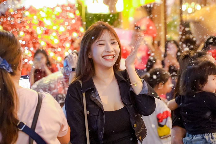 Không khí Giáng sinh tại TP HCM rực rỡ với những con đường trang trí đẹp mắt - Ảnh 3. Không khí Giáng sinh tại TP HCM rực rỡ với những con đường trang trí đẹp mắt - Ảnh 3.