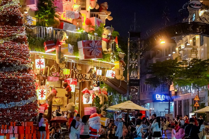 Không khí Giáng sinh tại TP HCM rực rỡ với những con đường trang trí đẹp mắt - Ảnh 1. Không khí Giáng sinh tại TP HCM rực rỡ với những con đường trang trí đẹp mắt - Ảnh 1.