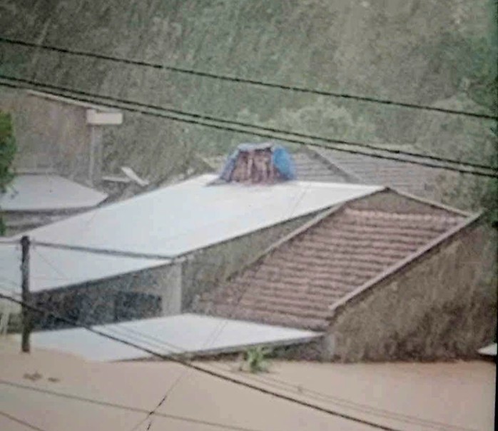 Huy động trực thăng cứu dân bị mắc kẹt do lũ lụt ở Đắk Lắk - Ảnh 1.