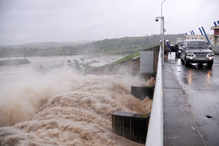 Thủy điện xả lũ kinh hoàng, hạ du ngập nặng - Ảnh 1.