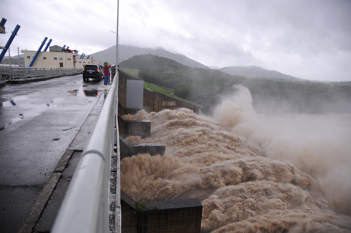 Thủy điện xả lũ kinh hoàng, hạ du ngập nặng - Ảnh 3.