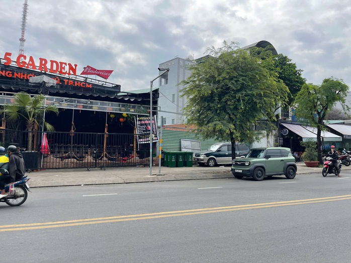 Dựng lại hiện trường vụ hỗn chiến ở TP HCM do mâu thuẫn "xin cục đá uống bia" - Ảnh 2.