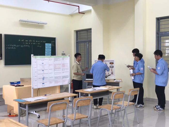 "Ông giáo" trẻ nhất trường nghề - Ảnh 2.