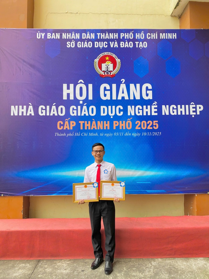 "Ông giáo" trẻ nhất trường nghề - Ảnh 4.