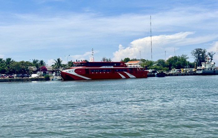 Nhiều tàu cao tốc tạm ngừng ra đặc khu Phú Quý - Ảnh 1.