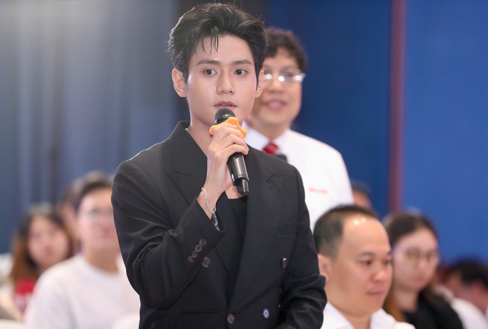 Diễn viên Đình Khang chưa liên lạc được với gia đình giữa mưa lũ - Ảnh 1.