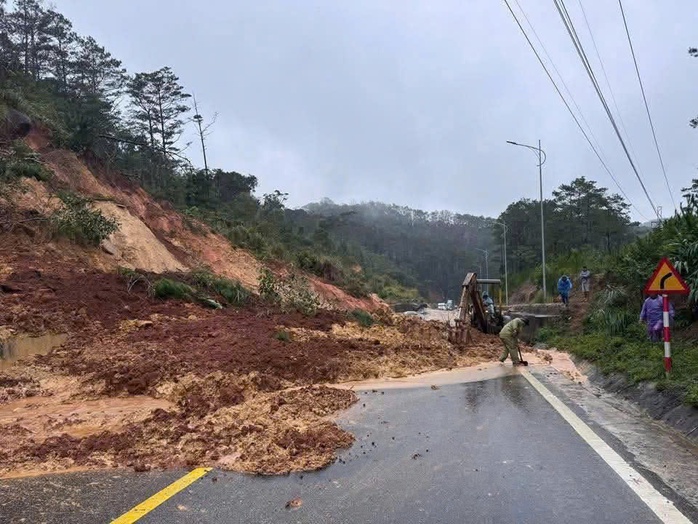 Hàng trăm học sinh , giáo viên di dời khẩn cấp do sạt lở tại Quảng Ngãi - Ảnh 5.