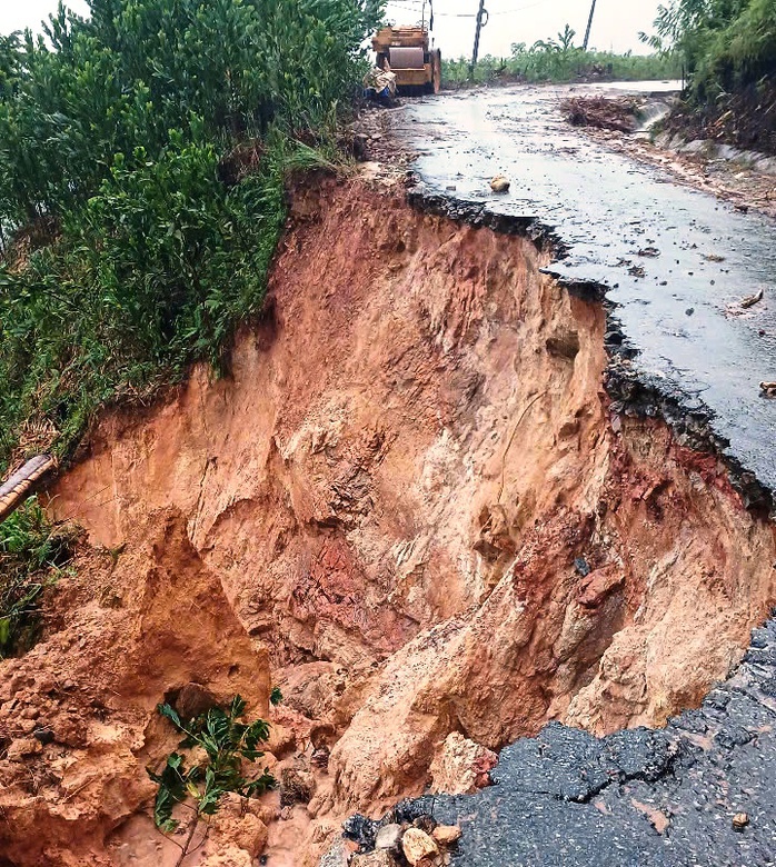 Hàng trăm học sinh , giáo viên di dời khẩn cấp do sạt lở tại Quảng Ngãi - Ảnh 6.