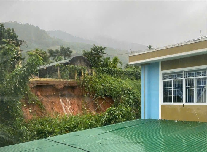 Hàng trăm học sinh , giáo viên di dời khẩn cấp do sạt lở tại Quảng Ngãi - Ảnh 2.