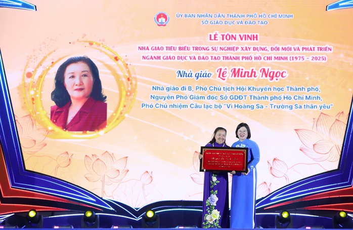TP HCM: Tôn vinh nhà giáo tiêu biểu trong 50 năm và trao tặng Giải thưởng Võ Trường Toản - Ảnh 1.