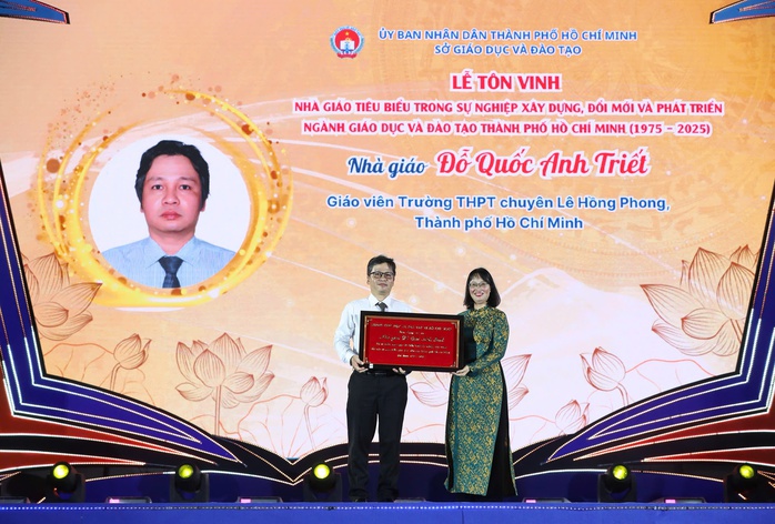 TP HCM: Tôn vinh nhà giáo tiêu biểu trong 50 năm và trao tặng Giải thưởng Võ Trường Toản - Ảnh 2.