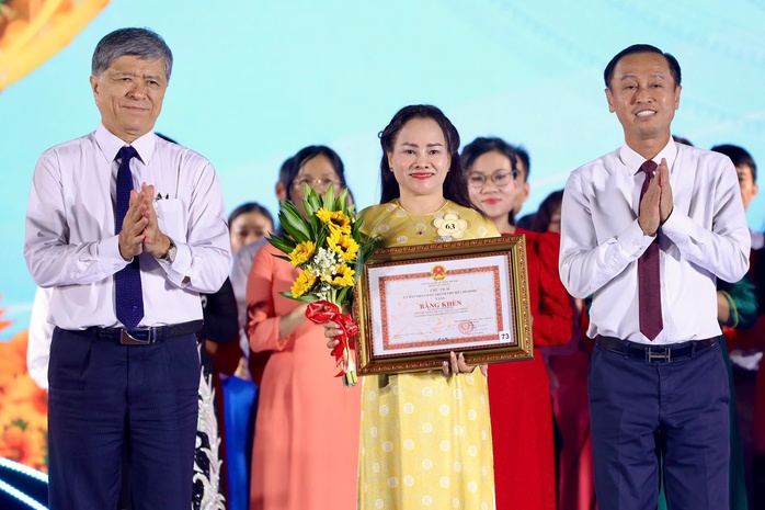 TP HCM: Tôn vinh nhà giáo tiêu biểu trong 50 năm và trao tặng Giải thưởng Võ Trường Toản - Ảnh 3.