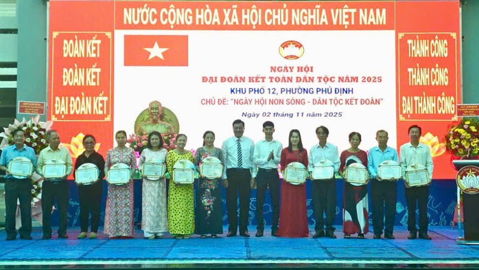 Ấm áp Ngày hội Đại đoàn kết khu phố 12, phường Phú Định - Ảnh 1.