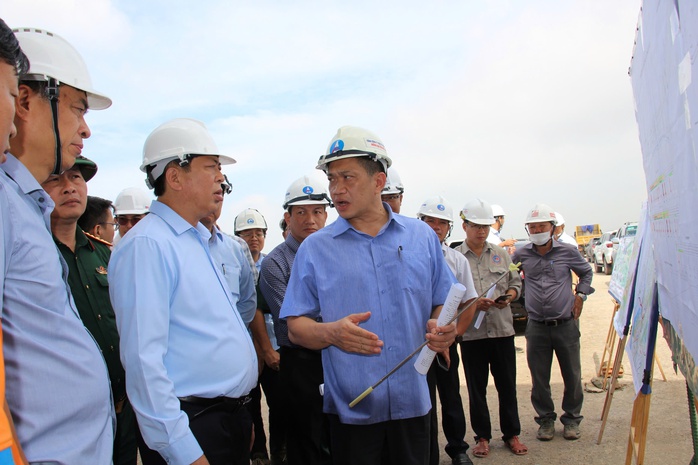 Bộ trưởng Bộ Xây dựng kiểm tra tiến độ sân bay Long Thành và cao tốc Biên Hòa - Vũng Tàu - Ảnh 3. Bộ trưởng Bộ Xây dựng kiểm tra tiến độ sân bay Long Thành và cao tốc Biên Hòa - Vũng Tàu - Ảnh 3.