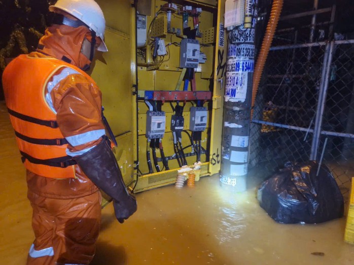 Thượng nguồn Đà Nẵng mưa lớn, nguy cơ lũ chồng lụt - Ảnh 8. Thượng nguồn Đà Nẵng mưa lớn, nguy cơ lũ chồng lụt - Ảnh 8.