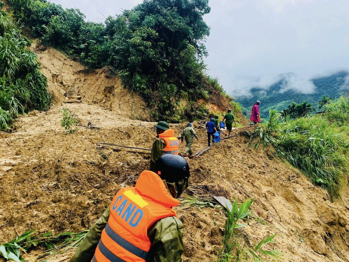 Thượng nguồn Đà Nẵng mưa lớn, nguy cơ lũ chồng lụt - Ảnh 1. Thượng nguồn Đà Nẵng mưa lớn, nguy cơ lũ chồng lụt - Ảnh 1.