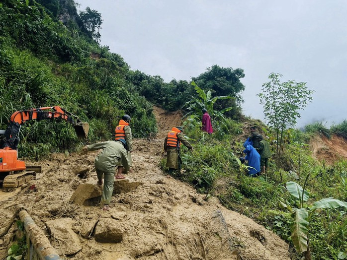 Thượng nguồn Đà Nẵng mưa lớn, nguy cơ lũ chồng lụt - Ảnh 2. Thượng nguồn Đà Nẵng mưa lớn, nguy cơ lũ chồng lụt - Ảnh 2.