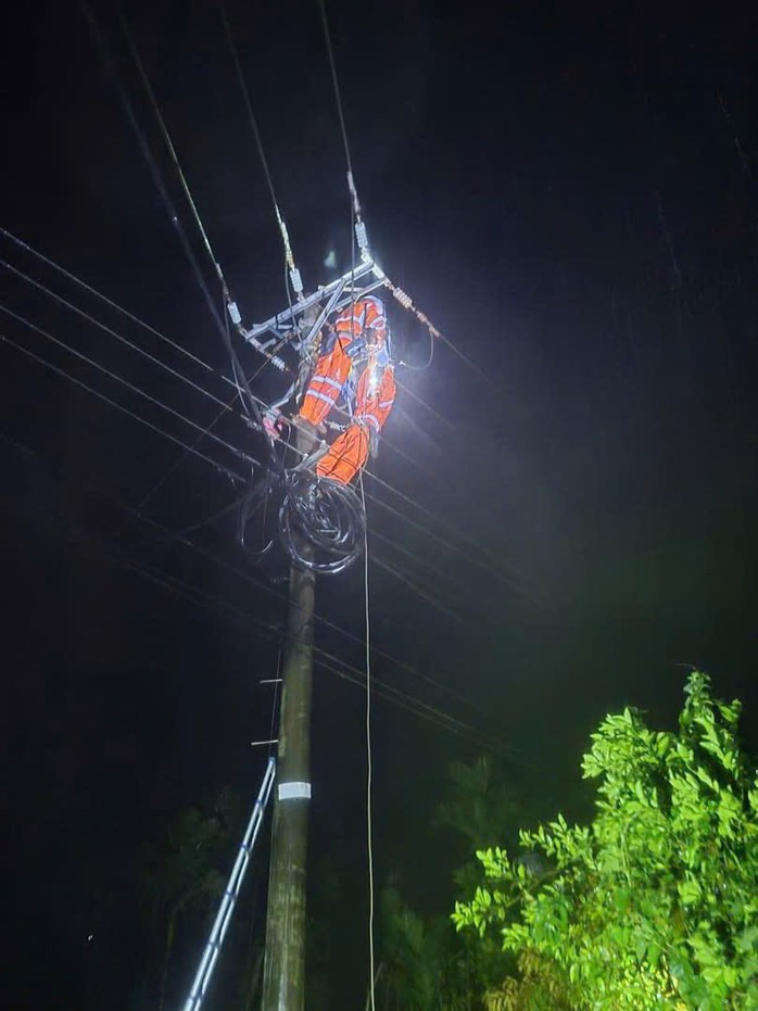 Thượng nguồn Đà Nẵng mưa lớn, nguy cơ lũ chồng lụt - Ảnh 10. Thượng nguồn Đà Nẵng mưa lớn, nguy cơ lũ chồng lụt - Ảnh 10.