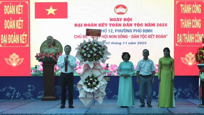 Ấm áp Ngày hội Đại đoàn kết khu phố 12, phường Phú Định - Ảnh 2.