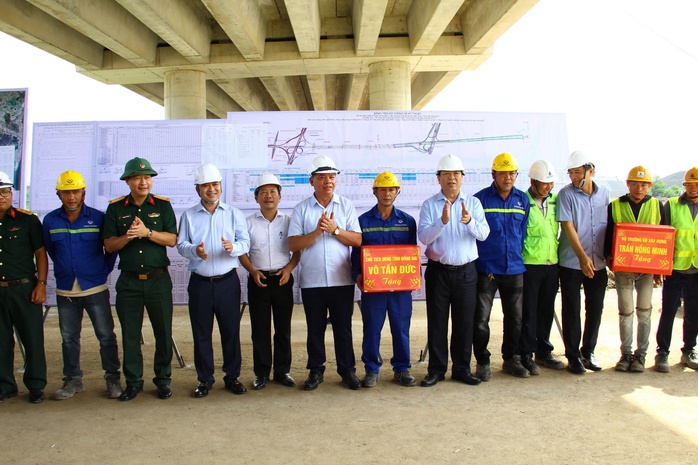 Bộ trưởng Bộ Xây dựng kiểm tra tiến độ sân bay Long Thành và cao tốc Biên Hòa - Vũng Tàu - Ảnh 2. Bộ trưởng Bộ Xây dựng kiểm tra tiến độ sân bay Long Thành và cao tốc Biên Hòa - Vũng Tàu - Ảnh 2.