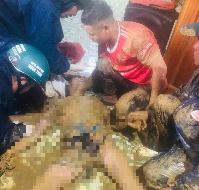 Sạt lở kinh hoàng vùi lấp 6 ngôi nhà và một người dân ở Đà Nẵng - Ảnh 3. Sạt lở kinh hoàng vùi lấp 6 ngôi nhà và một người dân ở Đà Nẵng - Ảnh 3.