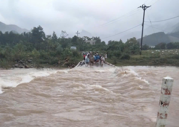 Tìm kiếm người phụ nữ mất tích do nước lũ cuốn trôi tại Quảng Trị - Ảnh 1. Tìm kiếm người phụ nữ mất tích do nước lũ cuốn trôi tại Quảng Trị - Ảnh 1.