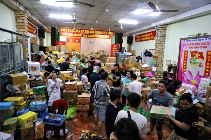 Người dân đội mưa, cùng nhau chuyển hàng cứu trợ kịp chuyến xe từ TP HCM ra miền Trung  - Ảnh 2. Người dân đội mưa, cùng nhau chuyển hàng cứu trợ kịp chuyến xe từ TP HCM ra miền Trung  - Ảnh 2.