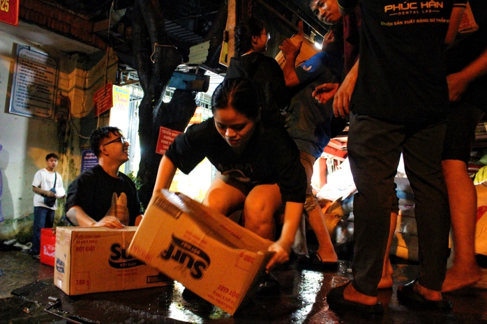 Người dân đội mưa, cùng nhau chuyển hàng cứu trợ kịp chuyến xe từ TP HCM ra miền Trung  - Ảnh 3. Người dân đội mưa, cùng nhau chuyển hàng cứu trợ kịp chuyến xe từ TP HCM ra miền Trung  - Ảnh 3.