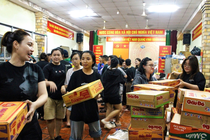 Người dân đội mưa, cùng nhau chuyển hàng cứu trợ kịp chuyến xe từ TP HCM ra miền Trung  - Ảnh 5. Người dân đội mưa, cùng nhau chuyển hàng cứu trợ kịp chuyến xe từ TP HCM ra miền Trung  - Ảnh 5.