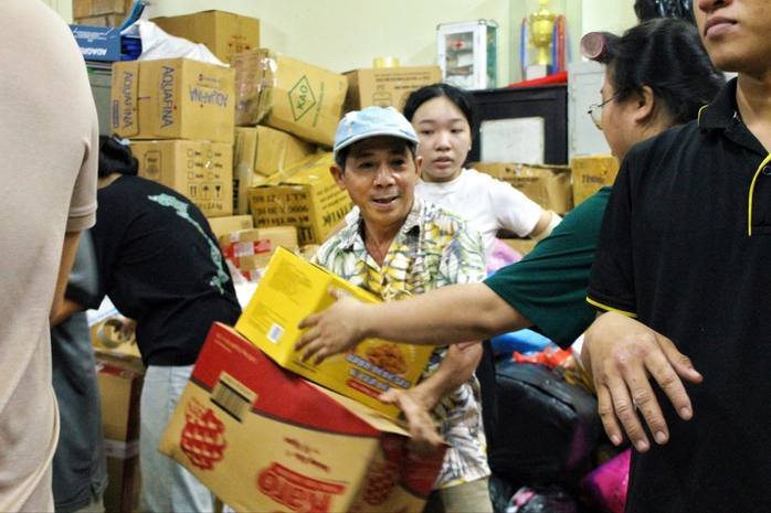 Người dân đội mưa, cùng nhau chuyển hàng cứu trợ kịp chuyến xe từ TP HCM ra miền Trung  - Ảnh 4. Người dân đội mưa, cùng nhau chuyển hàng cứu trợ kịp chuyến xe từ TP HCM ra miền Trung  - Ảnh 4.