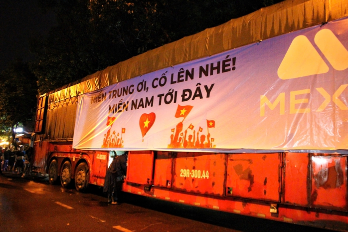 Người dân đội mưa, cùng nhau chuyển hàng cứu trợ kịp chuyến xe từ TP HCM ra miền Trung  - Ảnh 6. Người dân đội mưa, cùng nhau chuyển hàng cứu trợ kịp chuyến xe từ TP HCM ra miền Trung  - Ảnh 6.