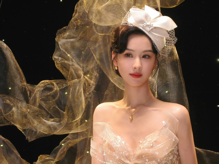 "Nàng thơ của Tô Hữu Bằng" Trần Đô Linh mặc đầm Việt - Ảnh 2.