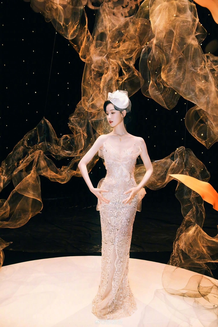 "Nàng thơ của Tô Hữu Bằng" Trần Đô Linh mặc đầm Việt - Ảnh 9.