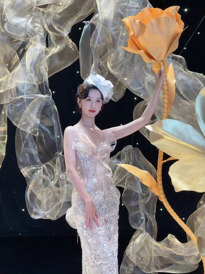 "Nàng thơ của Tô Hữu Bằng" Trần Đô Linh mặc đầm Việt - Ảnh 11.