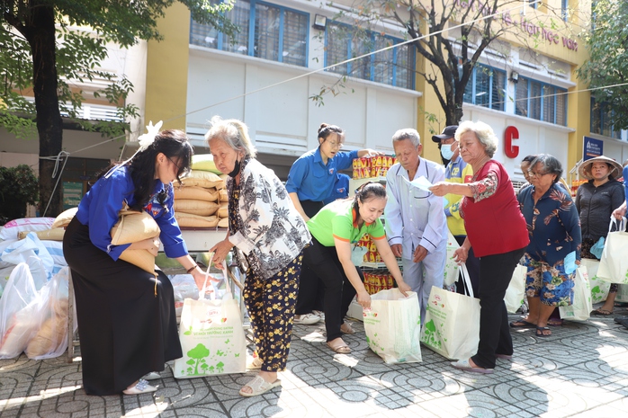 Phó Bí thư Thường trực Thành ủy TP HCM dự Ngày hội Đại đoàn kết phường Bình Phú - Ảnh 9.