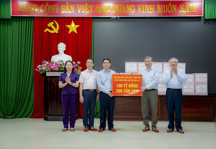 Tổng Bí thư Tô Lâm thăm hỏi, tặng quà người dân bị lũ lụt ở Huế - Ảnh 2.