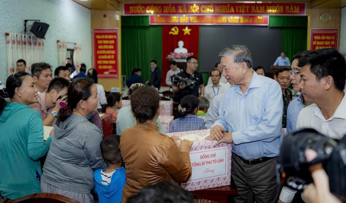 Tổng Bí thư Tô Lâm thăm hỏi, tặng quà người dân bị lũ lụt ở Huế - Ảnh 1.
