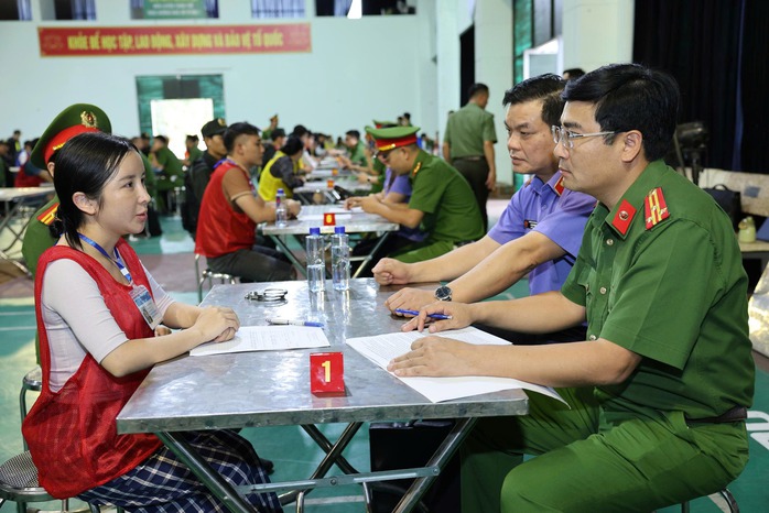 Chân dung người phụ nữ Việt điều hành tổ chức lừa đảo tại Campuchia chiếm đoạt tiền của 8.000 người - Ảnh 2.