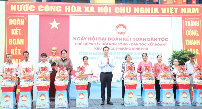 Phó Bí thư Thường trực Thành ủy TP HCM dự Ngày hội Đại đoàn kết phường Bình Phú - Ảnh 5.