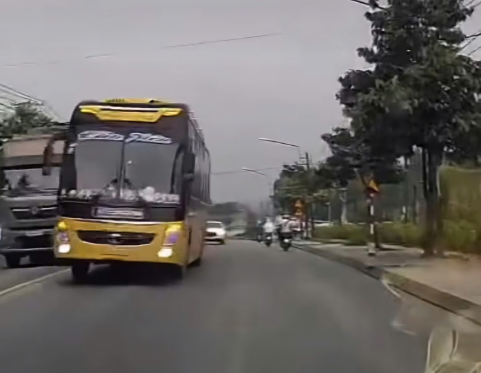 Xe khách và ô tô chạy ngược chiều gây nguy hiểm trên đường Mỹ Phước - Tân Vạn - Ảnh 1. Xe khách và ô tô chạy ngược chiều gây nguy hiểm trên đường Mỹ Phước - Tân Vạn - Ảnh 1.