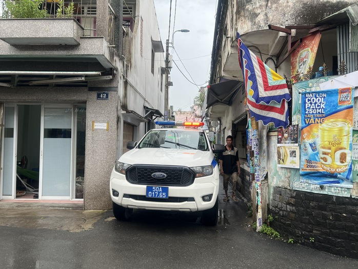 TP HCM: Bị hàng xóm nhắc mở nhạc ầm ì, người đàn ông dùng dao chém hàng xóm - Ảnh 2.