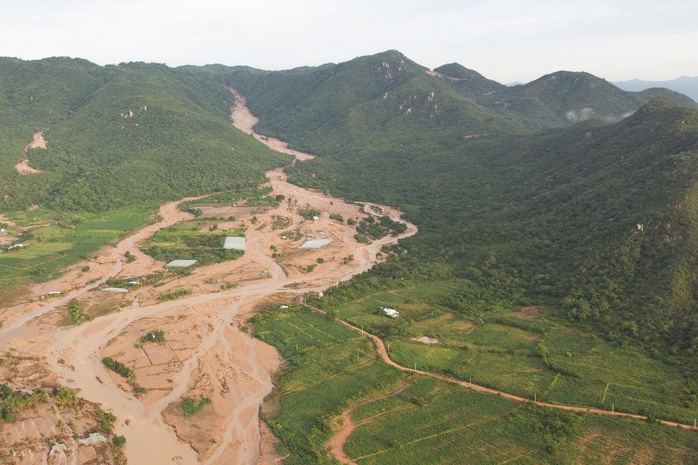 Hồ chứa nước của trang trại chăn nuôi bị vỡ gây chết người có phép hay không? - Ảnh 3.