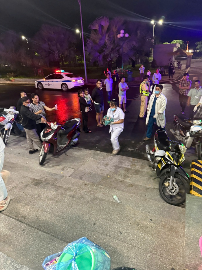 Sản phụ sinh con trên xe khách, may mắn có CSGT hỗ trợ nên an toàn - Ảnh 2.